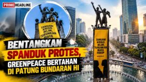 Bentangkan Spanduk Protes, Greenpeace Bertahan di Patung Bundaran HI